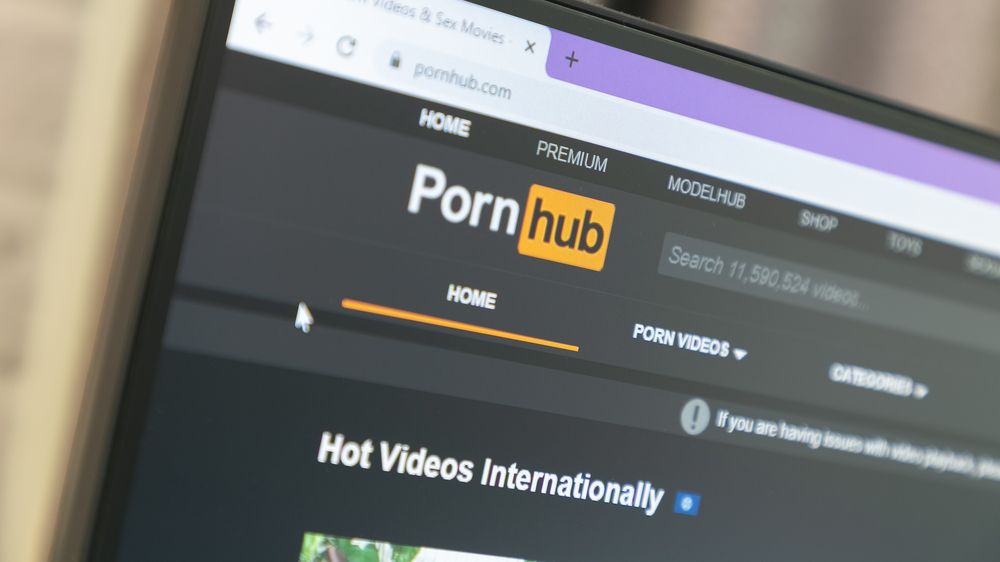 Třicítka žen žaluje Pornhub za zveřejnění videí jejich znásilnění nebo zneužití